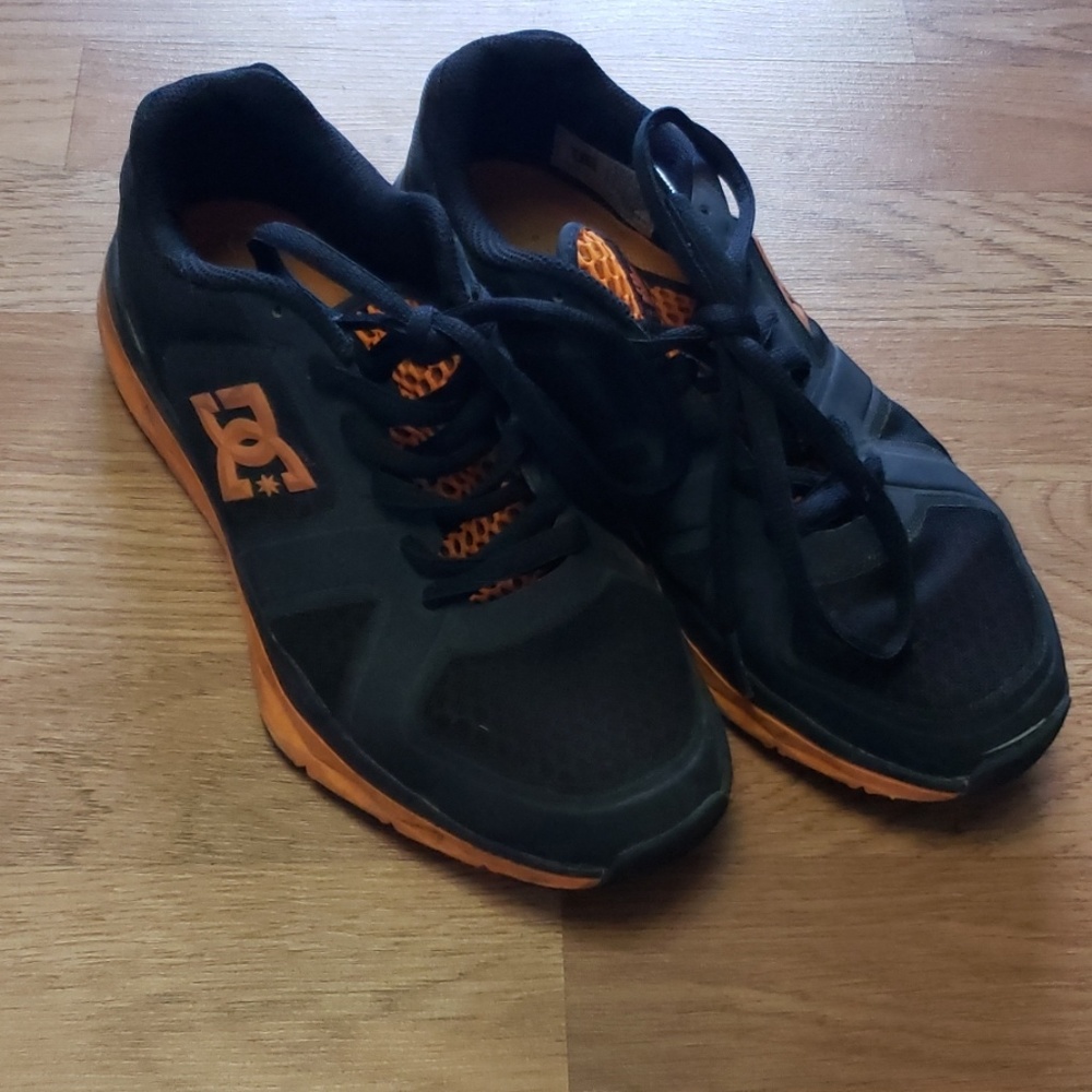 Tennis shoes